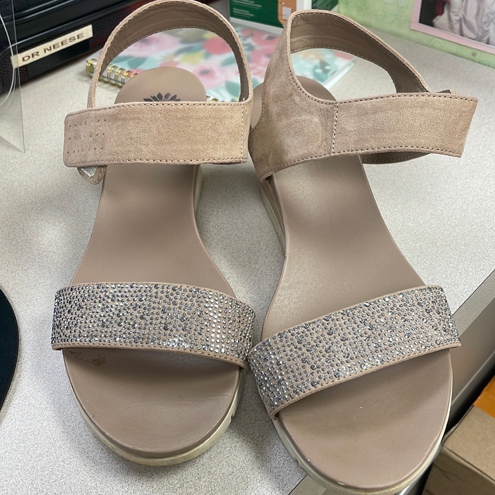Yellow box wedges size 11